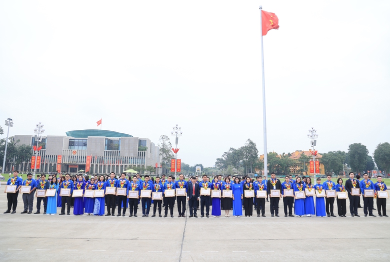 Đảng uỷ Bộ Xây dựng tổ chức kết nạp đảng viên mới tại Lăng Chủ tịch Hồ Chí Minh- Ảnh 20. Đảng uỷ Bộ Xây dựng tổ chức kết nạp đảng viên mới tại Lăng Chủ tịch Hồ Chí Minh- Ảnh 20.