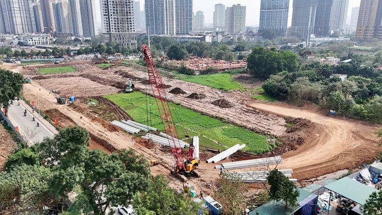 H&agrave; Nội r&agrave;o chắn đường Trung Thư để thi c&ocirc;ng cống chống ngập- Ảnh 1.