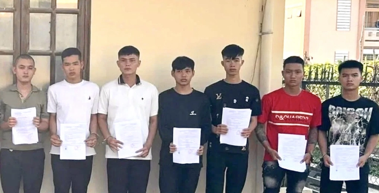 Khởi tố nhiều đối tượng n&eacute;m đ&aacute; l&agrave;m hư hỏng &ocirc; t&ocirc; của người d&acirc;n ở T&acirc;y Ninh- Ảnh 1.