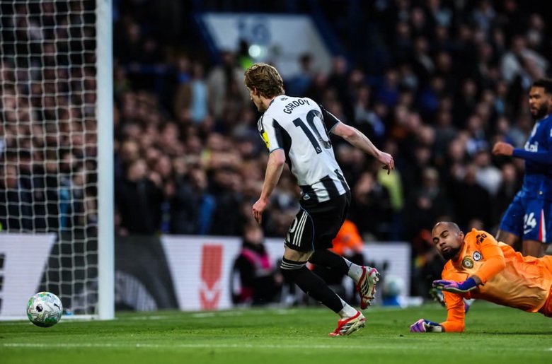 Thắng tối thiểu Chelsea, Newcastle vươn l&ecirc;n nửa tr&ecirc;n bảng xếp hạng- Ảnh 1.