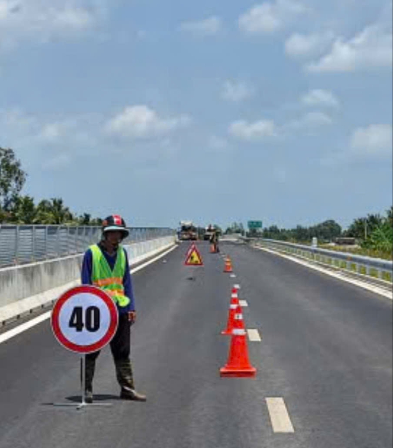 Chủ đầu tư chỉ đạo xử l&yacute; lại mặt đường, gi&uacute;p cao tốc Cần Thơ - C&agrave; Mau &ecirc;m thuận- Ảnh 2.
