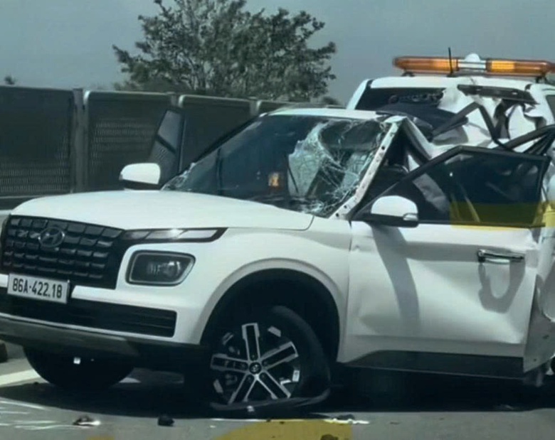 Xe tải t&ocirc;ng &ocirc; t&ocirc; con tr&ecirc;n cao tốc Cam L&acirc;m &ndash; Vĩnh Hảo khiến hai người tử vong- Ảnh 1.