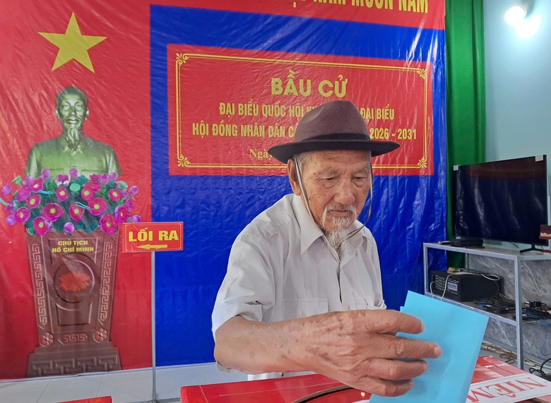 L&aacute; phiếu đặc biệt từ tuyến đầu Tổ quốc v&agrave; những cử tri trăm tuổi- Ảnh 7.