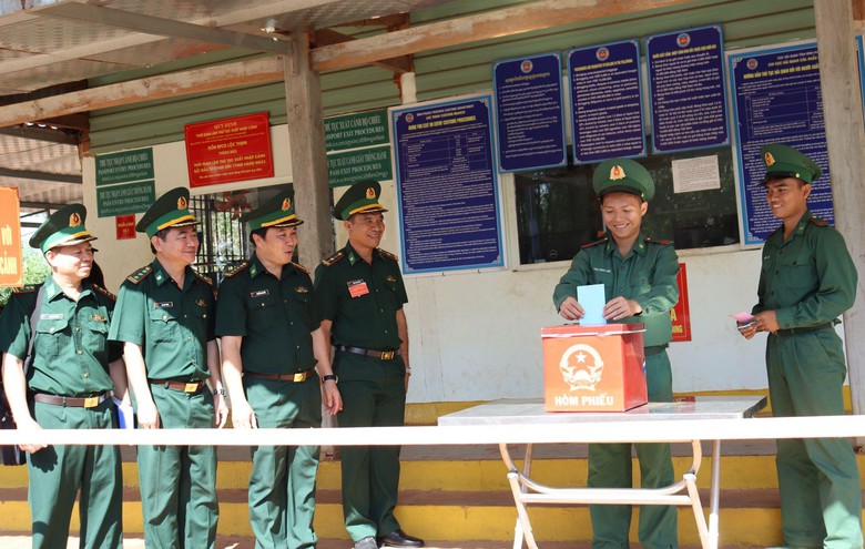 L&aacute; phiếu đặc biệt từ tuyến đầu Tổ quốc v&agrave; những cử tri trăm tuổi- Ảnh 3.