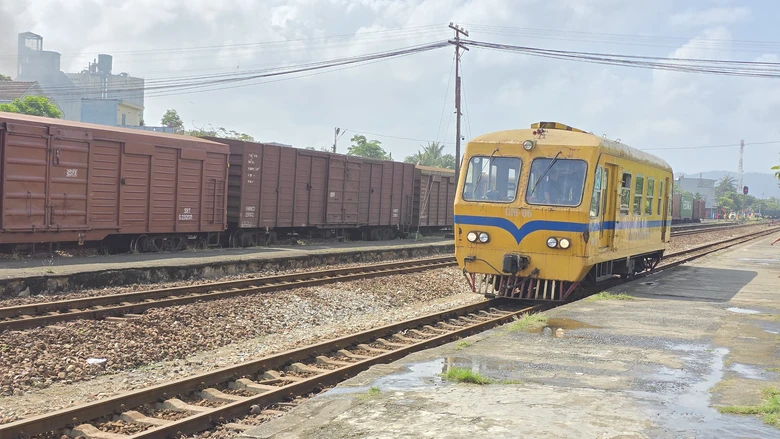 Cục trưởng Cục Đường sắt Việt Nam kiểm tra hiện trường đ&aacute; lăn v&agrave;o đường ray ở đ&egrave;o Hải V&acirc;n- Ảnh 1.