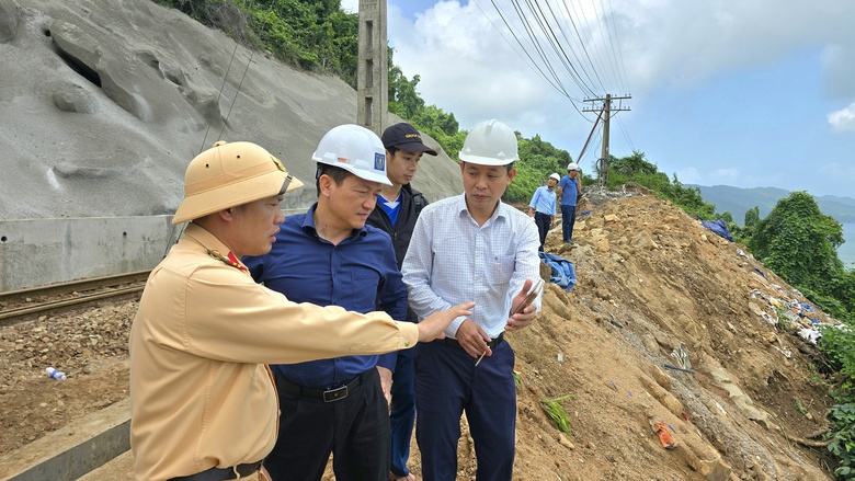 Cục trưởng Cục Đường sắt Việt Nam kiểm tra hiện trường đ&aacute; lăn v&agrave;o đường ray ở đ&egrave;o Hải V&acirc;n- Ảnh 12.