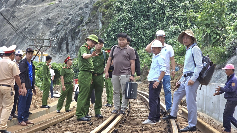 C&ocirc;ng an v&agrave;o cuộc vụ đ&aacute; lăn l&agrave;m g&atilde;y đường ray qua đ&egrave;o Hải V&acirc;n- Ảnh 1.