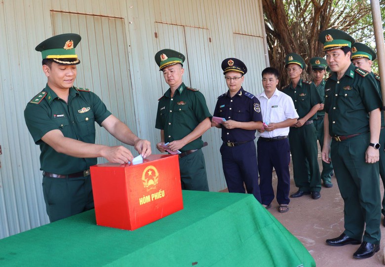 L&aacute; phiếu đặc biệt từ tuyến đầu Tổ quốc v&agrave; những cử tri trăm tuổi- Ảnh 4.