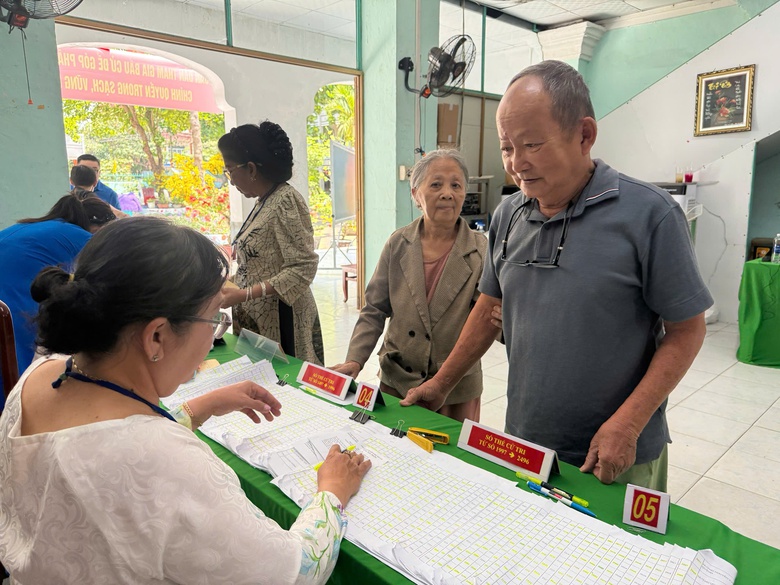 L&aacute; phiếu đặc biệt từ tuyến đầu Tổ quốc v&agrave; những cử tri trăm tuổi- Ảnh 8.
