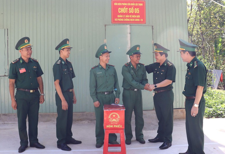 L&aacute; phiếu đặc biệt từ tuyến đầu Tổ quốc v&agrave; những cử tri trăm tuổi- Ảnh 1.