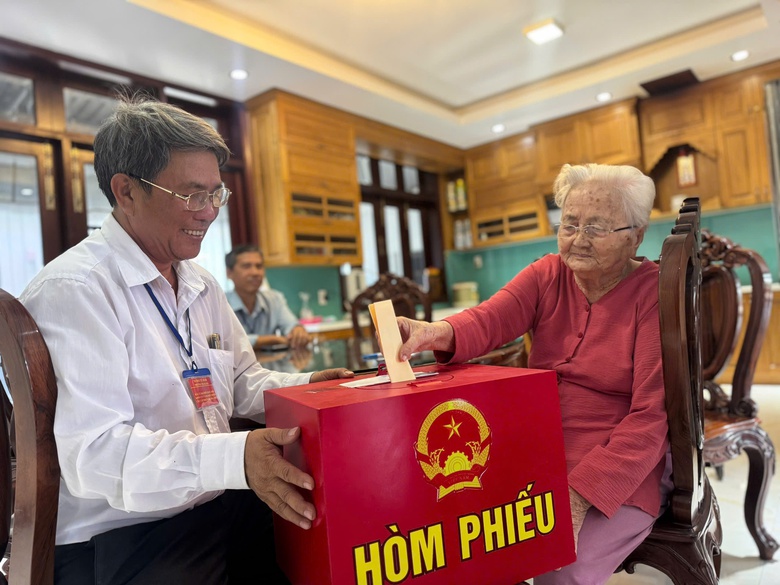 L&aacute; phiếu đặc biệt từ tuyến đầu Tổ quốc v&agrave; những cử tri trăm tuổi- Ảnh 6.