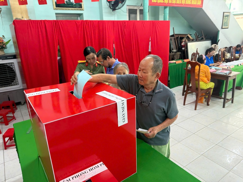 L&aacute; phiếu đặc biệt từ tuyến đầu Tổ quốc v&agrave; những cử tri trăm tuổi- Ảnh 9.