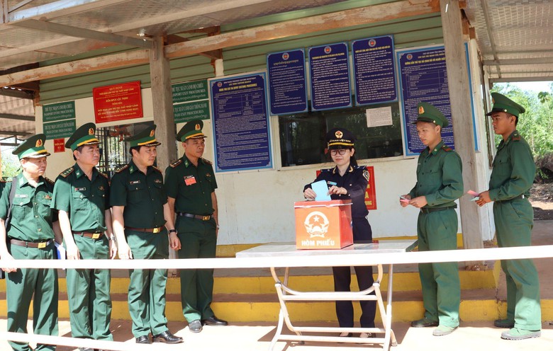 L&aacute; phiếu đặc biệt từ tuyến đầu Tổ quốc v&agrave; những cử tri trăm tuổi- Ảnh 2.