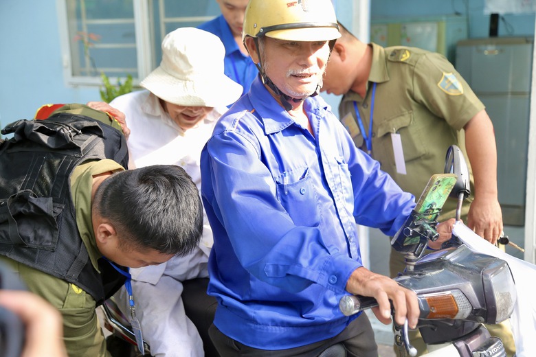 Những cử tri đặc biệt trong ng&agrave;y hội bầu cử ở TP.HCM- Ảnh 6.
