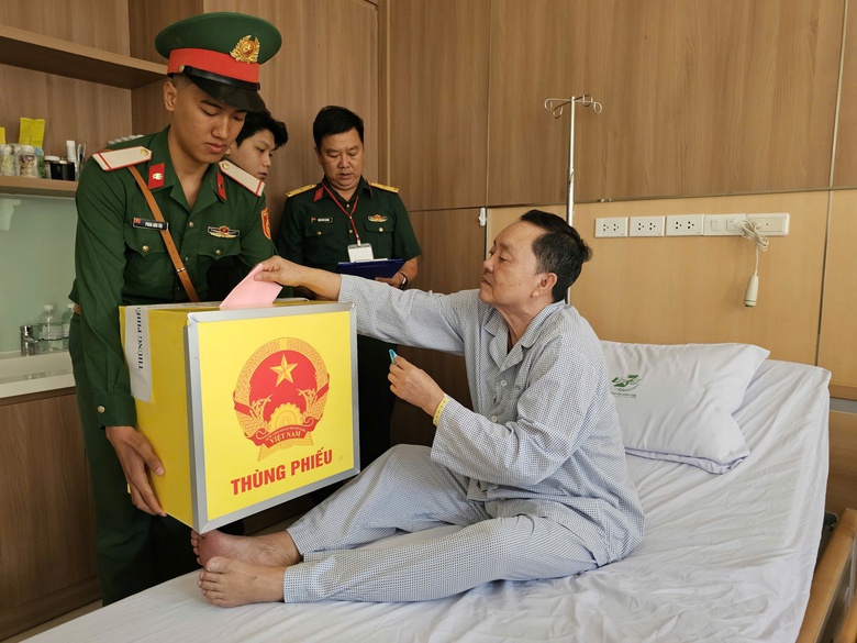 Những cử tri đặc biệt trong ng&agrave;y hội bầu cử ở TP.HCM- Ảnh 3.