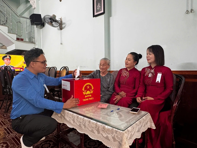 Những cử tri đặc biệt trong ng&agrave;y hội bầu cử ở TP.HCM- Ảnh 1.