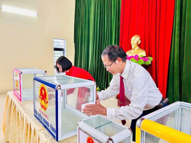 Cử tri vùng cao, hải đảo nô nức đi bầu cử từ sáng sớm- Ảnh 9. Cử tri vùng cao, hải đảo nô nức đi bầu cử từ sáng sớm- Ảnh 9.