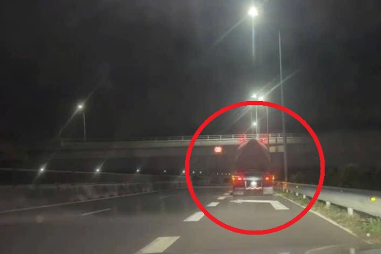 T&ocirc;ng xe tải dừng ở l&agrave;n khẩn cấp tr&ecirc;n cao tốc Ph&aacute;p V&acirc;n - Cao Bồ, t&agrave;i xế xe đầu k&eacute;o tử vong- Ảnh 2.