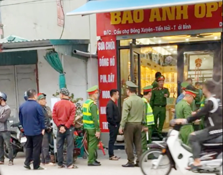 Vụ &aacute;n hai người thiệt mạng ở Hưng Y&ecirc;n: Nghi phạm tử vong trong &ocirc; t&ocirc;- Ảnh 1.