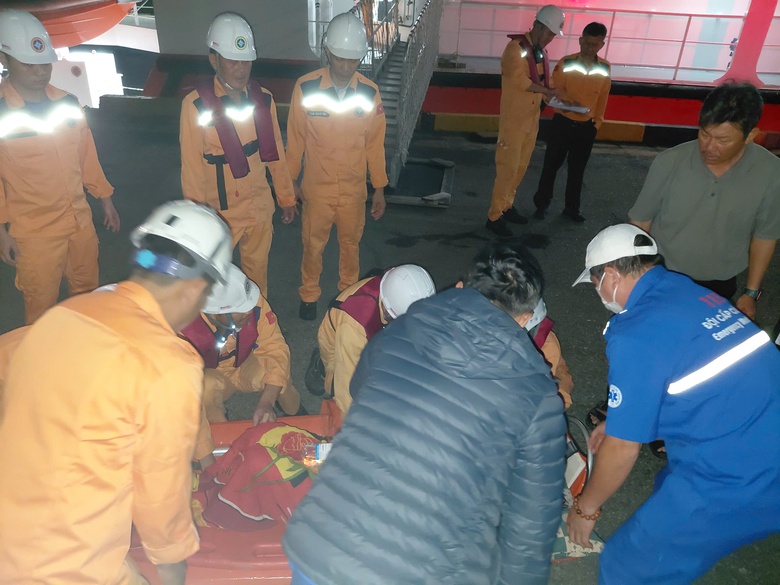 2 giờ vượt s&oacute;ng lớn đưa bệnh nh&acirc;n nguy kịch từ C&ugrave; Lao Ch&agrave;m v&agrave;o bờ- Ảnh 3.