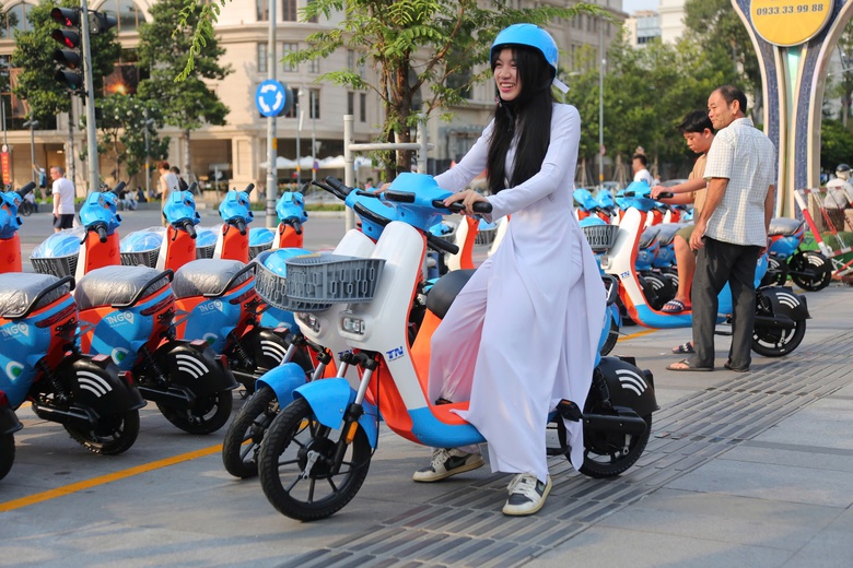 Người d&acirc;n TP.HCM h&agrave;o hứng trải nghiệm xe đạp điện c&ocirc;ng cộng- Ảnh 4.