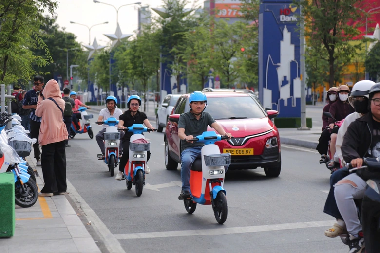 Người d&acirc;n TP.HCM h&agrave;o hứng trải nghiệm xe đạp điện c&ocirc;ng cộng- Ảnh 1.