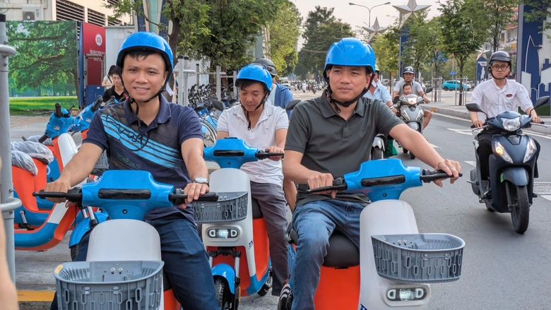 Người d&acirc;n TP.HCM h&agrave;o hứng trải nghiệm xe đạp điện c&ocirc;ng cộng- Ảnh 2.