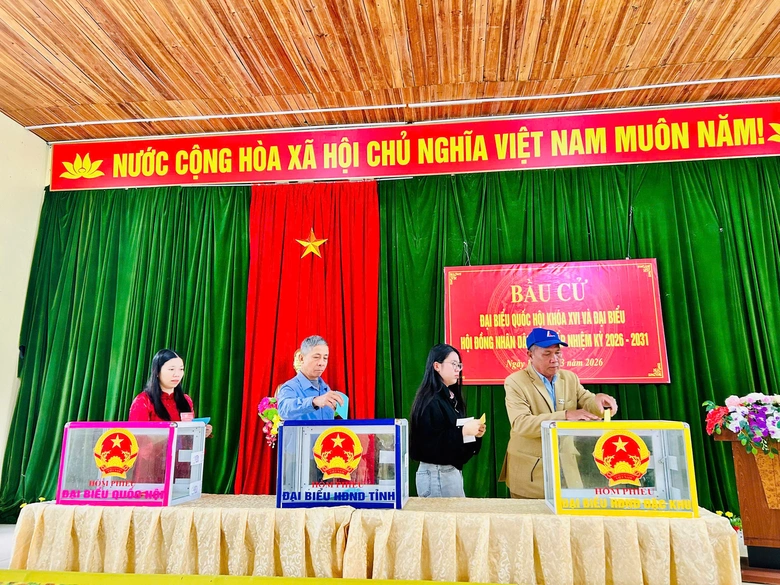 Cử tri vùng cao, hải đảo nô nức đi bầu cử từ sáng sớm- Ảnh 12. Cử tri vùng cao, hải đảo nô nức đi bầu cử từ sáng sớm- Ảnh 12.