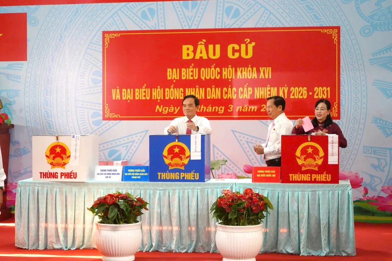 Trong ngày hội non sông, cử tri TP.HCM gửi gắm niềm tin qua từng lá phiếu- Ảnh 2. Trong ngày hội non sông, cử tri TP.HCM gửi gắm niềm tin qua từng lá phiếu- Ảnh 2.