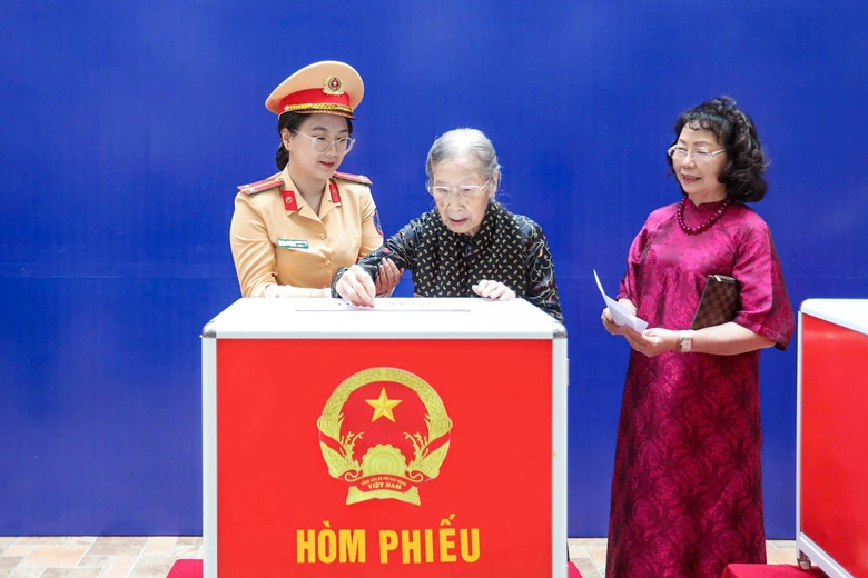 Cụ b&agrave; 101 tuổi ở H&agrave; Nội được CSGT hỗ trợ đến điểm bỏ phiếu- Ảnh 2.