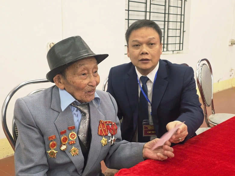 Cử tri vùng cao, hải đảo nô nức đi bầu cử từ sáng sớm- Ảnh 5. Cử tri vùng cao, hải đảo nô nức đi bầu cử từ sáng sớm- Ảnh 5.