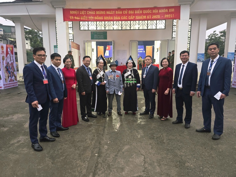 Cử tri vùng cao, hải đảo nô nức đi bầu cử từ sáng sớm- Ảnh 8. Cử tri vùng cao, hải đảo nô nức đi bầu cử từ sáng sớm- Ảnh 8.