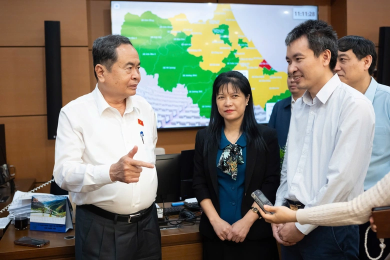 Chủ tịch Quốc hội thăm, động vi&ecirc;n ph&oacute;ng vi&ecirc;n b&aacute;o ch&iacute; t&aacute;c nghiệp bầu cử tại Nh&agrave; Quốc hội- Ảnh 3.
