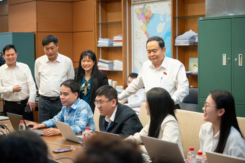 Chủ tịch Quốc hội thăm, động vi&ecirc;n ph&oacute;ng vi&ecirc;n b&aacute;o ch&iacute; t&aacute;c nghiệp bầu cử tại Nh&agrave; Quốc hội- Ảnh 4.