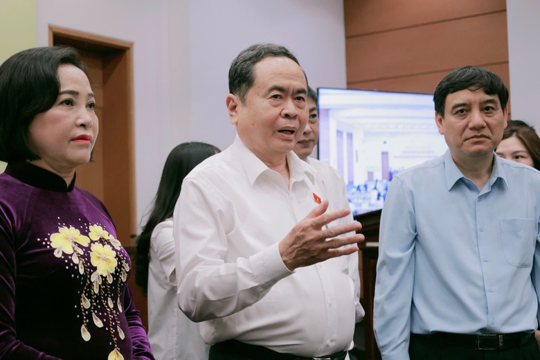 Chủ tịch Quốc hội thăm, động vi&ecirc;n ph&oacute;ng vi&ecirc;n b&aacute;o ch&iacute; t&aacute;c nghiệp bầu cử tại Nh&agrave; Quốc hội- Ảnh 1.