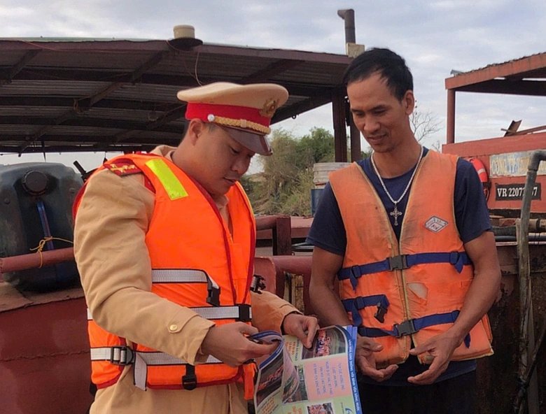 CSGT Đắk Lắk tuy&ecirc;n truyền, cho chủ phương tiện k&yacute; cam kết đảm bảo ATGT đường thủy- Ảnh 1.