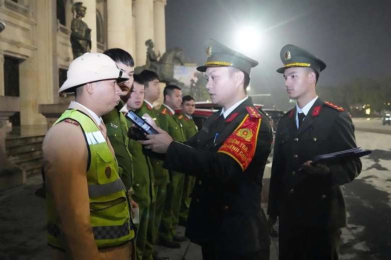 Kế hoạch 373 - "Quả đấm th&eacute;p" trấn &aacute;p vi phạm, tội phạm tr&ecirc;n c&aacute;c tuyến đường xứ Nghệ- Ảnh 9.