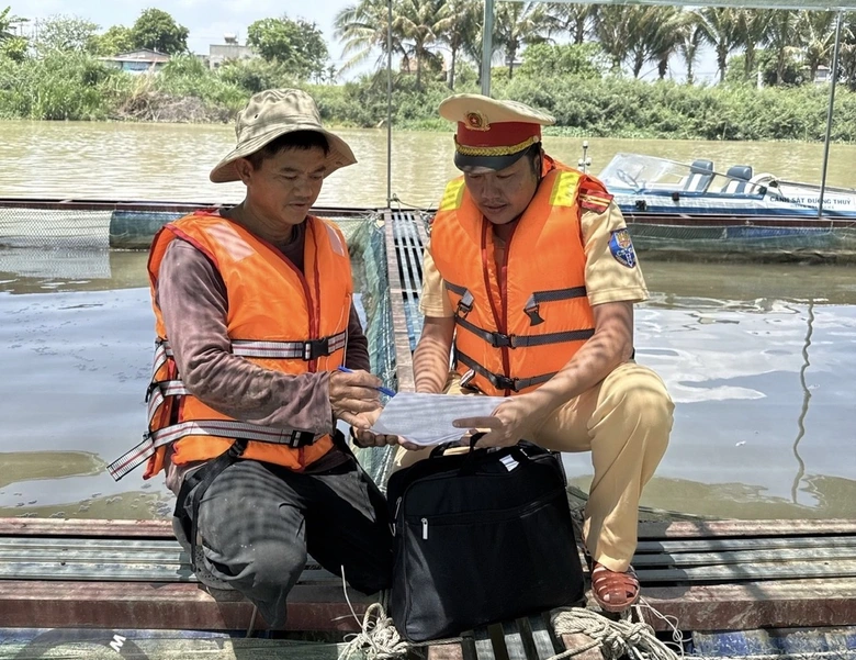 CSGT Đắk Lắk tuy&ecirc;n truyền, cho chủ phương tiện k&yacute; cam kết đảm bảo ATGT đường thủy- Ảnh 2.
