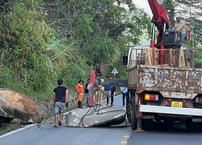 Xử lý khối đá lớn chênh vênh trên đèo Bảo Lộc- Ảnh 1. Xử lý khối đá lớn chênh vênh trên đèo Bảo Lộc- Ảnh 1.