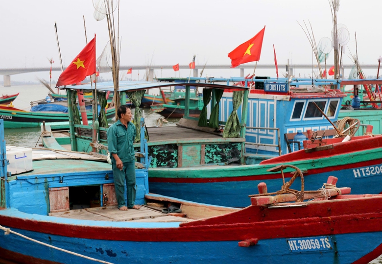 Ngư dân Hà Tĩnh kiên trì bám biển, tiết giảm chi phí giữa áp lực nhiên liệu tăng cao- Ảnh 1. Ngư dân Hà Tĩnh kiên trì bám biển, tiết giảm chi phí giữa áp lực nhiên liệu tăng cao- Ảnh 1.