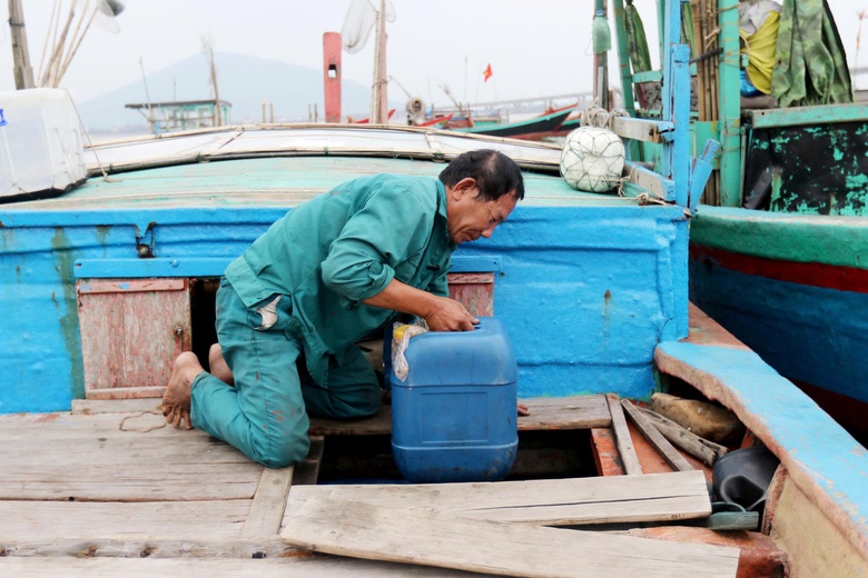Ngư dân Hà Tĩnh kiên trì bám biển, tiết giảm chi phí giữa áp lực nhiên liệu tăng cao- Ảnh 4. Ngư dân Hà Tĩnh kiên trì bám biển, tiết giảm chi phí giữa áp lực nhiên liệu tăng cao- Ảnh 4.