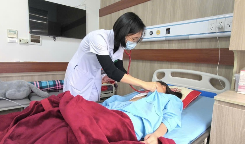 Tưởng chỉ sốt vi&ecirc;m họng, nữ sinh bất ngờ nguy kịch v&igrave; "si&ecirc;u vi khuẩn" tấn c&ocirc;ng- Ảnh 1.