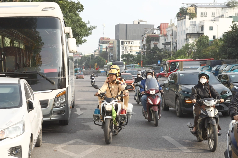 CSGT Hà Nội xử phạt nhiều xe du lịch đỗ sai quy định quanh phố cổ- Ảnh 1. CSGT Hà Nội xử phạt nhiều xe du lịch đỗ sai quy định quanh phố cổ- Ảnh 1.