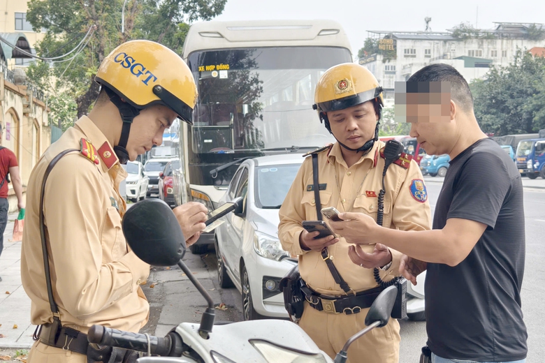 CSGT Hà Nội xử phạt nhiều xe du lịch đỗ sai quy định quanh phố cổ- Ảnh 4. CSGT Hà Nội xử phạt nhiều xe du lịch đỗ sai quy định quanh phố cổ- Ảnh 4.