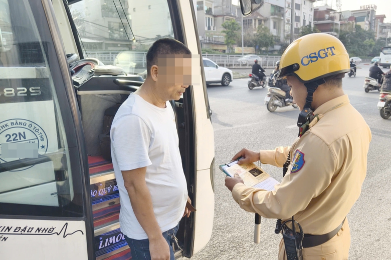 CSGT Hà Nội xử phạt nhiều xe du lịch đỗ sai quy định quanh phố cổ- Ảnh 2. CSGT Hà Nội xử phạt nhiều xe du lịch đỗ sai quy định quanh phố cổ- Ảnh 2.