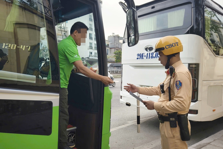 CSGT Hà Nội xử phạt nhiều xe du lịch đỗ sai quy định quanh phố cổ- Ảnh 3. CSGT Hà Nội xử phạt nhiều xe du lịch đỗ sai quy định quanh phố cổ- Ảnh 3.