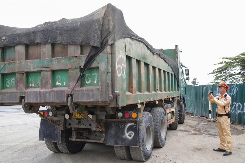 Hà Nội: Hơn 40 chủ xe tải ký cam kết không vi phạm, giữ vệ sinh môi trường- Ảnh 3. Hà Nội: Hơn 40 chủ xe tải ký cam kết không vi phạm, giữ vệ sinh môi trường- Ảnh 3.