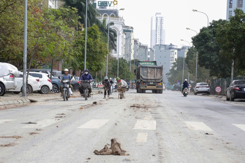 CSGT H&agrave; Nội xử l&yacute; nhiều xe tải l&agrave;m rơi đất thải xuống đường- Ảnh 4.