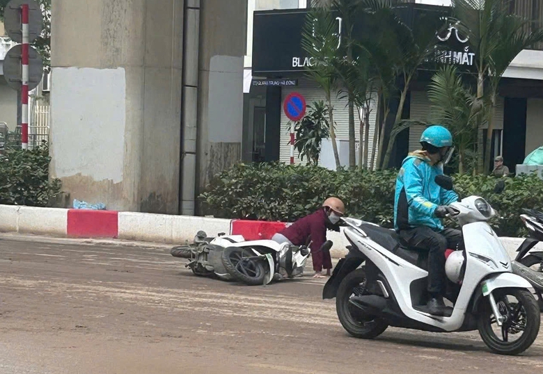 CSGT H&agrave; Nội xử l&yacute; nhiều xe tải l&agrave;m rơi đất thải xuống đường- Ảnh 1.