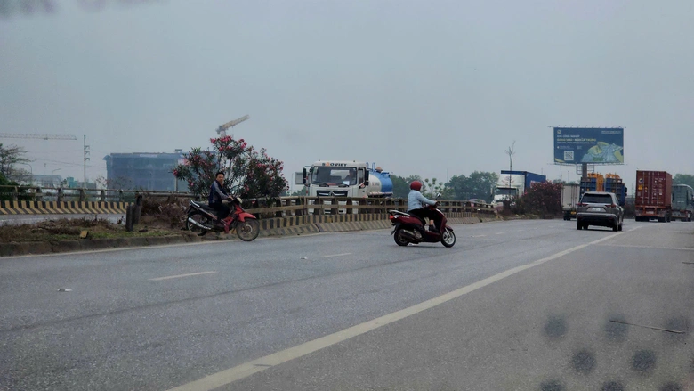 Bắc Ninh: Xe m&aacute;y ngang nhi&ecirc;n đi ngược chiều, quay đầu tr&aacute;i ph&eacute;p tr&ecirc;n QL18- Ảnh 11.